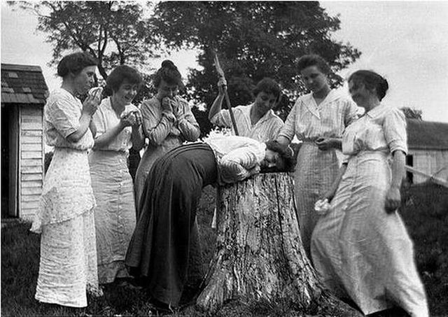 На цих ретро-знімках відбувається щось дивне - фото 298750