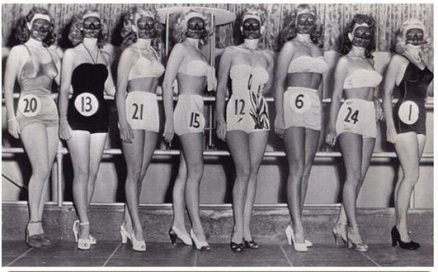 На цих ретро-знімках відбувається щось дивне - фото 298761