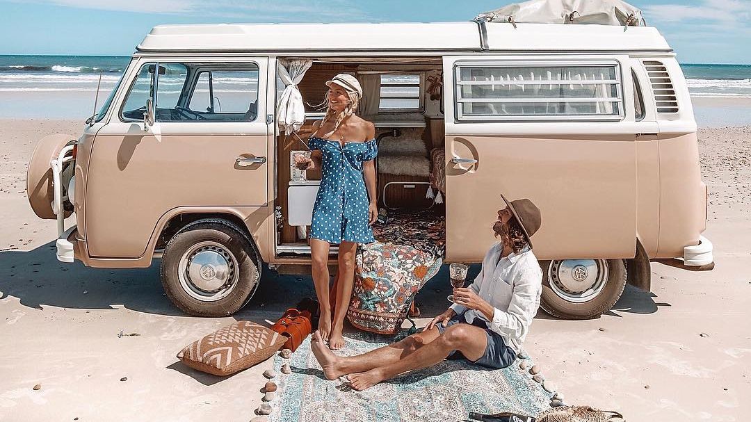 Пара мандрує Австралією на фургоні з вином: яскраві фото