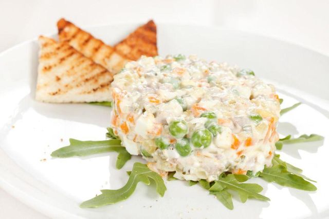 Рецепт вегетаріанського салату Олів'є без майонезу - фото 298791