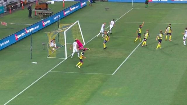 Футболіст зламав штангу, забиваючи гол: кумедне відео