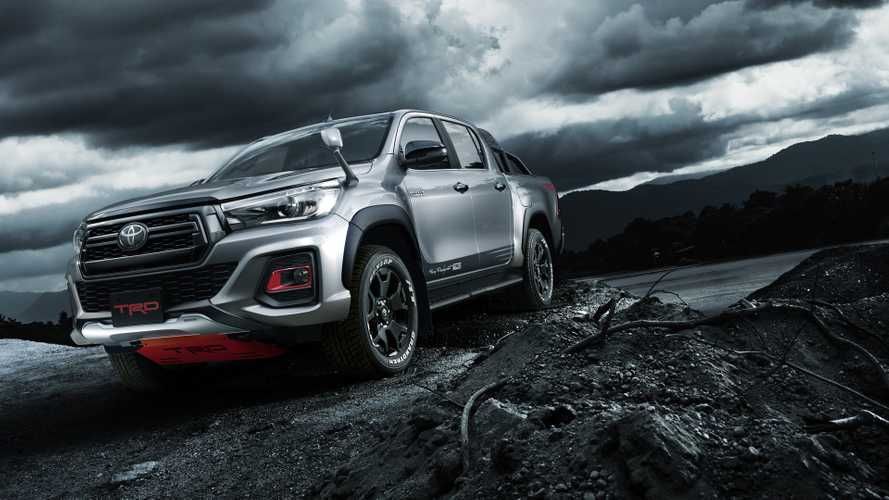 Toyota в Токіо покаже потужний Hilux Black Rally Edition - фото 298909