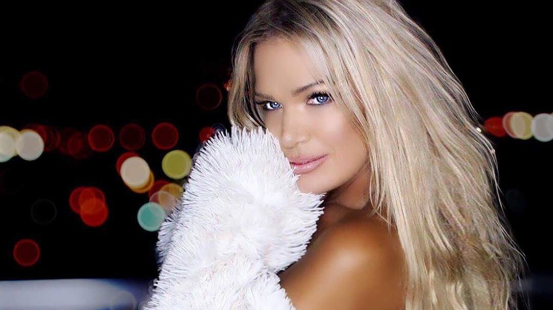 Вона не лише спокуслива модель, а ще й бабуся - фото 1