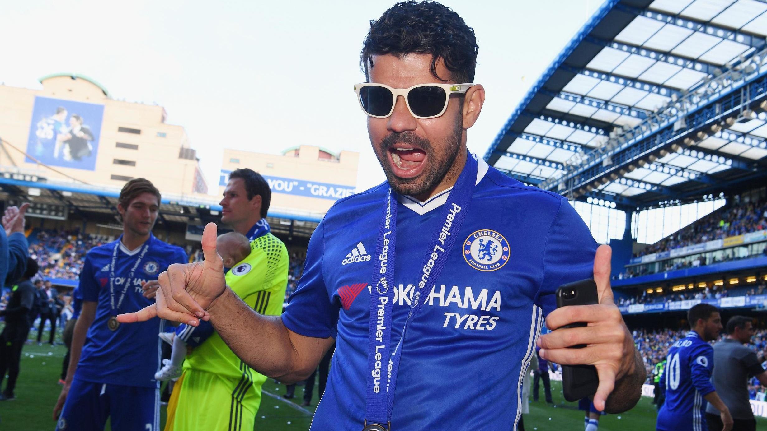 Зірковий футболіст вибухово привітав брата з Новим роком