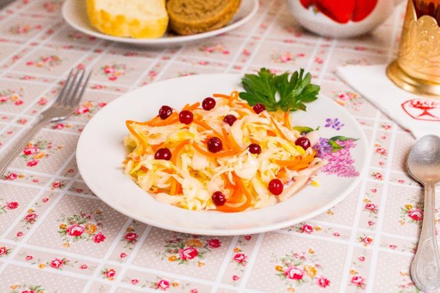 Лікарі пояснили, кому не варто їсти квашену капусту - фото 299065