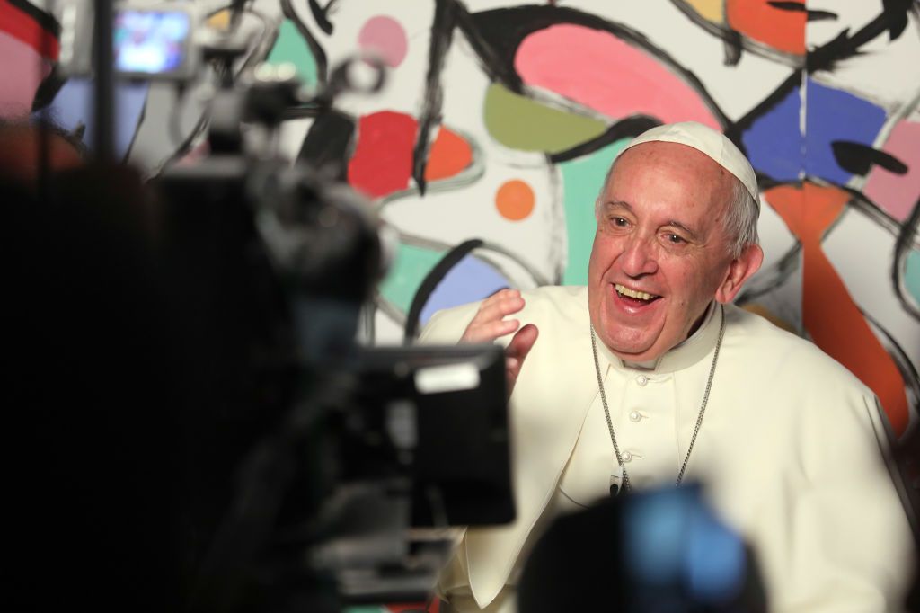 Дитяча радість: дивіться, як Папа Римський крутить м'яч на пальці