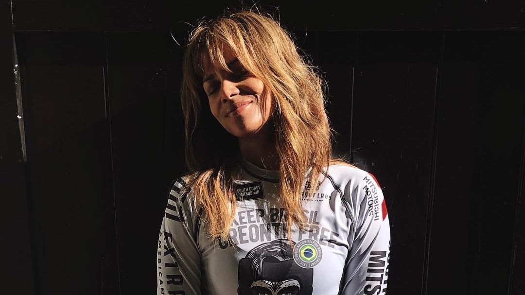 Холлі Беррі знялася топлес посеред пустелі: гаряче фото