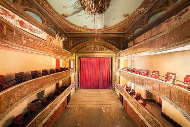 Занедбані театри Європи: вражаючі фото - фото 299515