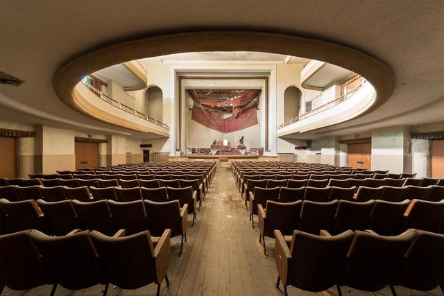 Занедбані театри Європи: вражаючі фото - фото 299524