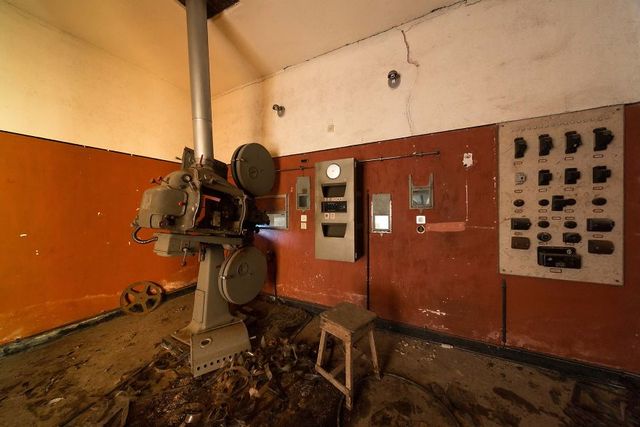 Занедбані театри Європи: вражаючі фото - фото 299525