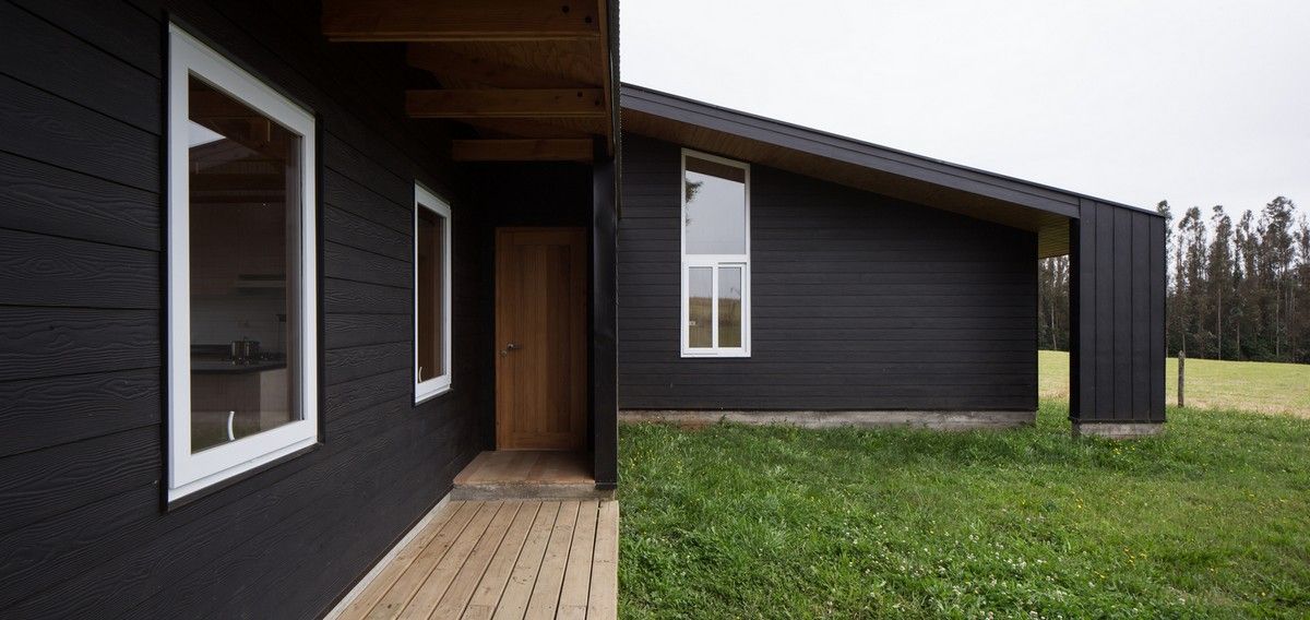 Архітектори створили чорний дім біля озера у Чилі - фото 1