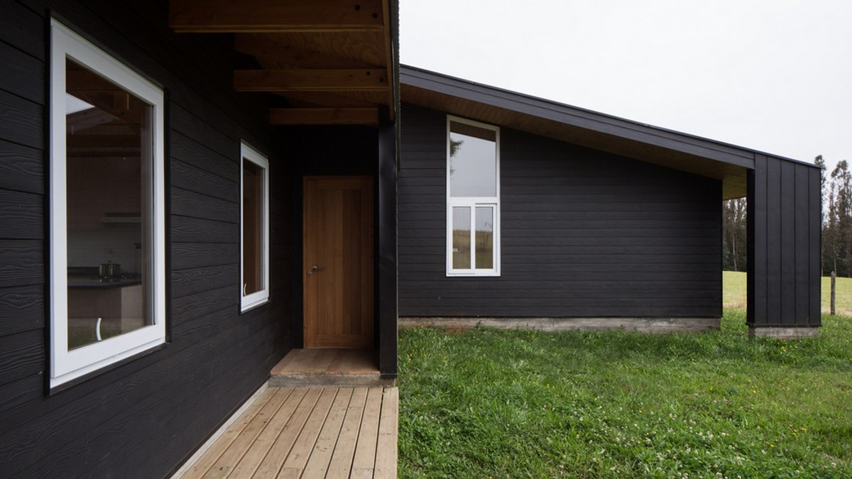 Архітектори створили чорний дім біля озера у Чилі - фото 1