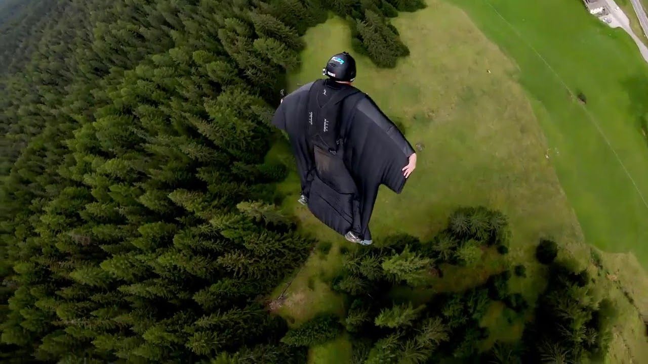 Екстремали пролетіли "на крилах" крізь ущелину