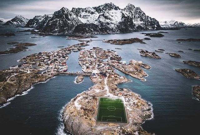 Майданчик використовують тільки для аматорського футболу - фото 300131