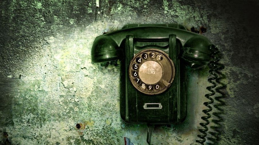 Чоловіка неабияк налякала знахідка всередині його телефону: відео