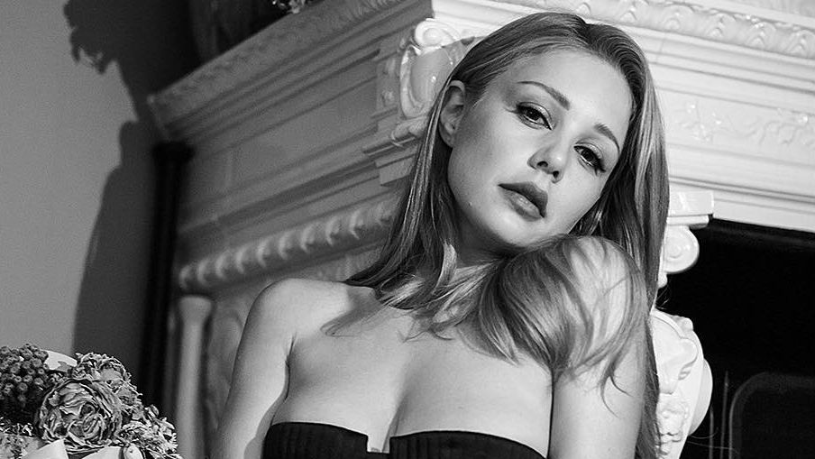 Тіна Кароль викликала фурор у мережі новим пікантним знімком