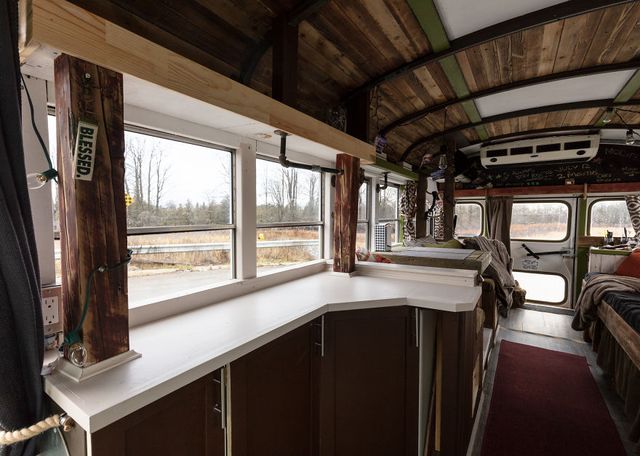 Фотограф перетворив автобус у дім для мандрів: затишні кадри - фото 300430