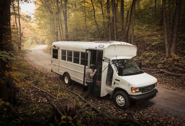 Фотограф перетворив автобус у дім для мандрів: затишні кадри - фото 300431