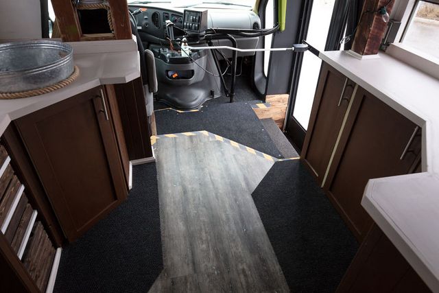 Фотограф перетворив автобус у дім для мандрів: затишні кадри - фото 300432