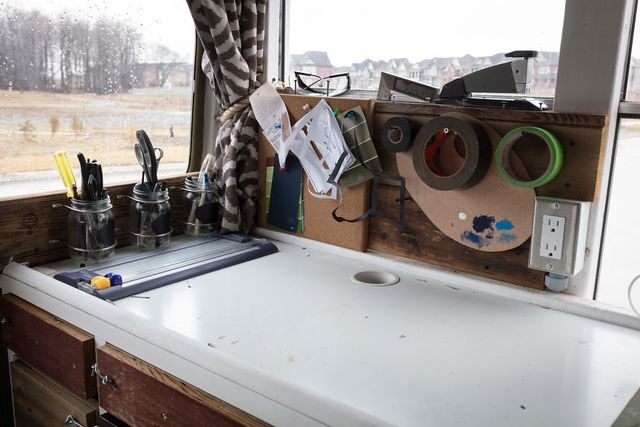 Фотограф перетворив автобус у дім для мандрів: затишні кадри - фото 300433