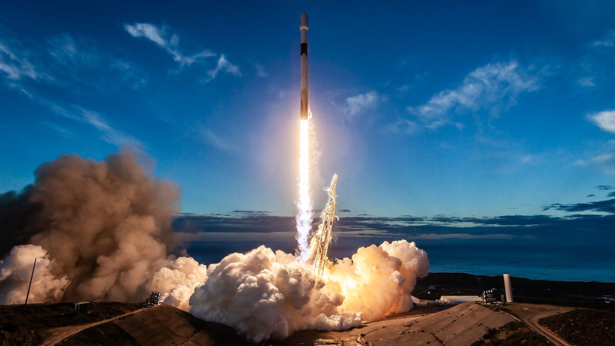 SpaceX запустила ракету Falcon 9 - фото 1