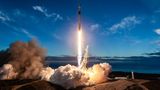 SpaceX запустила ракету Falcon 9 з десятьма супутниками: вражаючі кадри