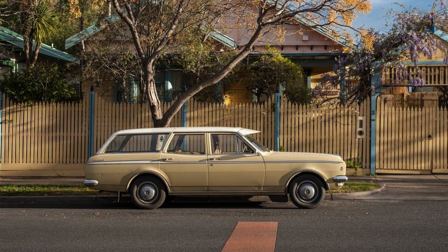 Атмосферні знімки повсякденного життя людей у передмісті Австралії