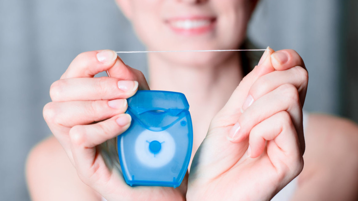 Науковці зазначили, що зубні нитки негативно впливають на здоров'я - фото 1