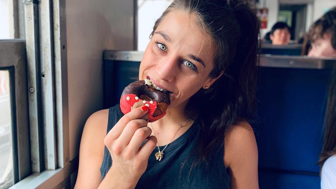 Чемпіонка тайського боксу розбурхала мережу яскравими знімками з відпочинку