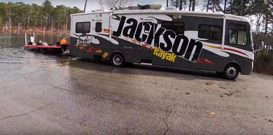 Допитливий пес втопив трейлер - фото 1