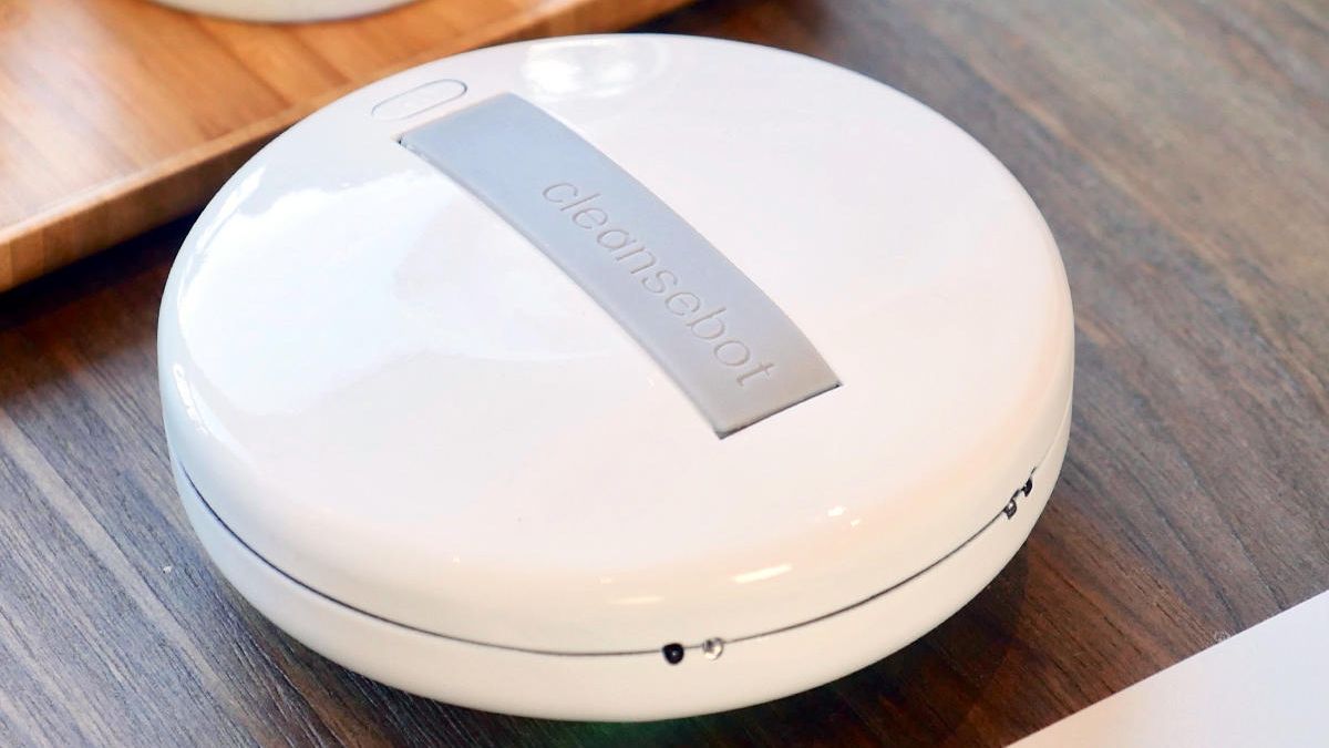 Представлено робота, який дезінфікує постільну білизну