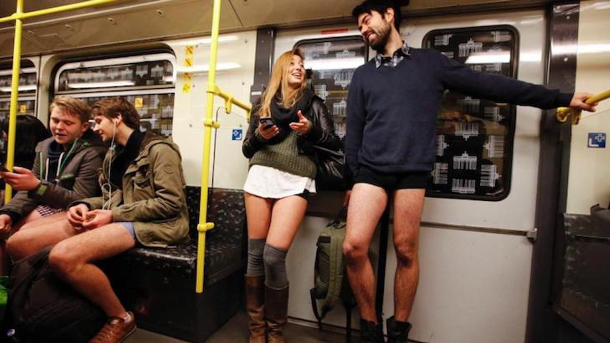 Флешмоб "Поїздка в метро без штанів" - фото 1