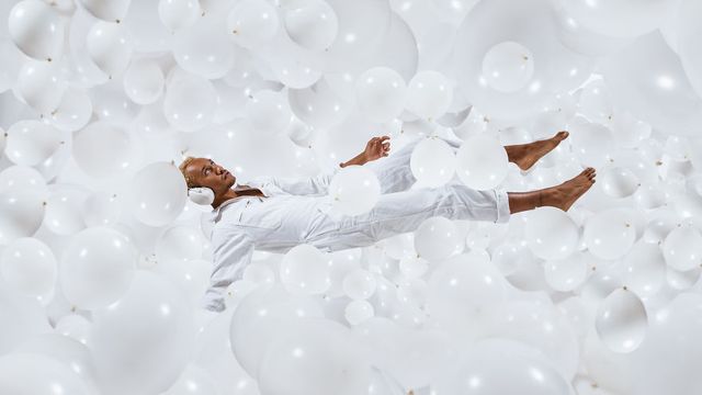 Казкові фото з повітряними кулями, які переносять в інший світ - фото 301121