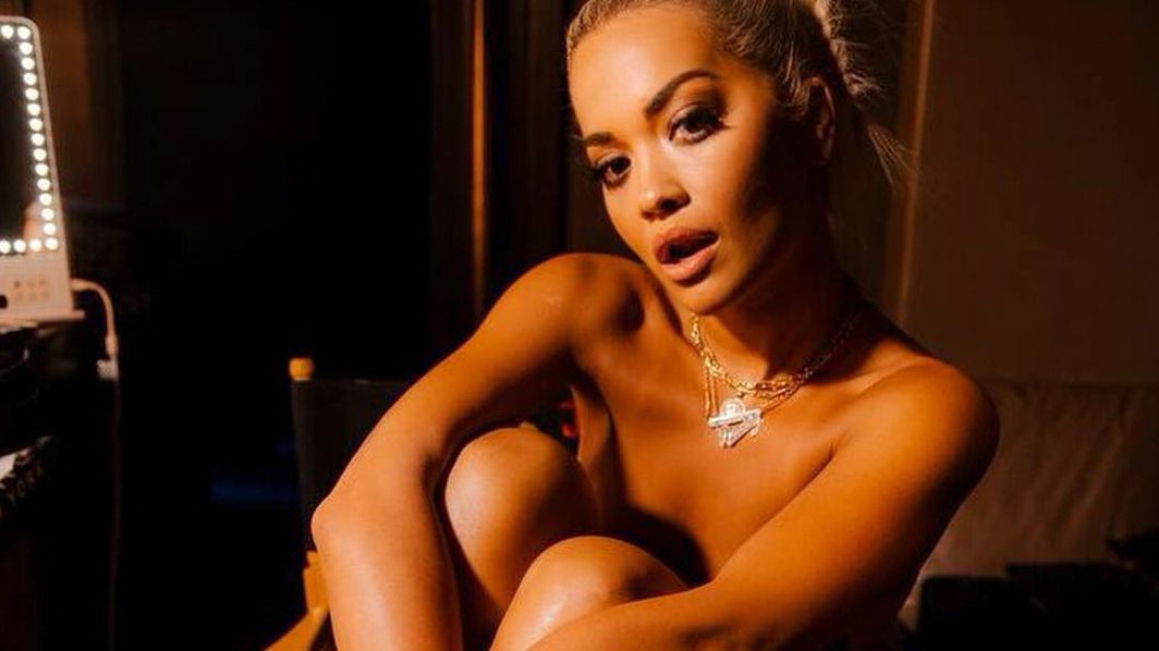 Дуже спекотно: Ріта Ора похизувалась своїми формами