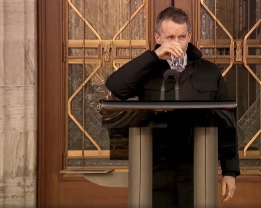 Канадський політик ледь не попив льоду - фото 1