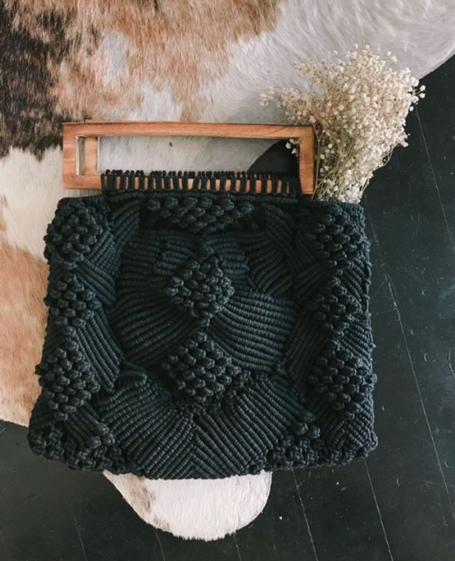 Новий-старий тренд: у моду повернулися в'язані сумки - фото 301385