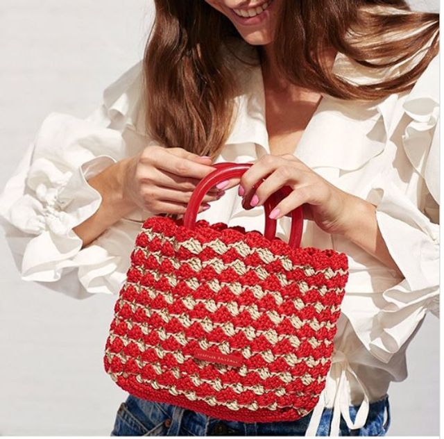 Новий-старий тренд: у моду повернулися в'язані сумки - фото 301388