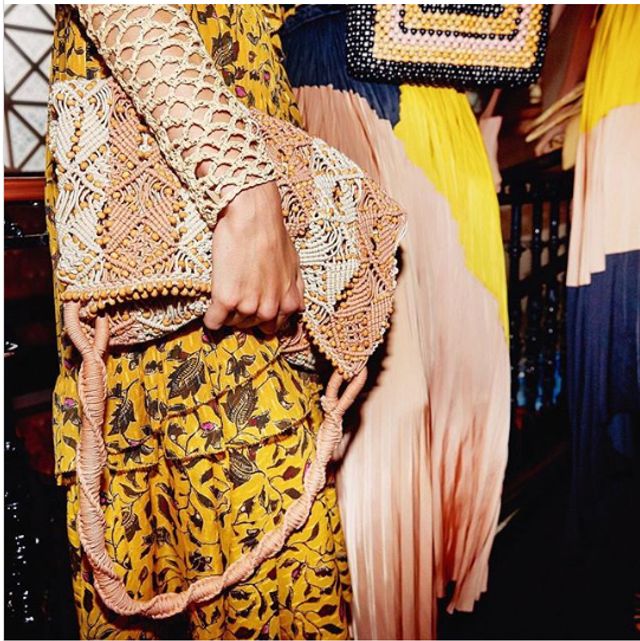 Новий-старий тренд: у моду повернулися в'язані сумки - фото 301390