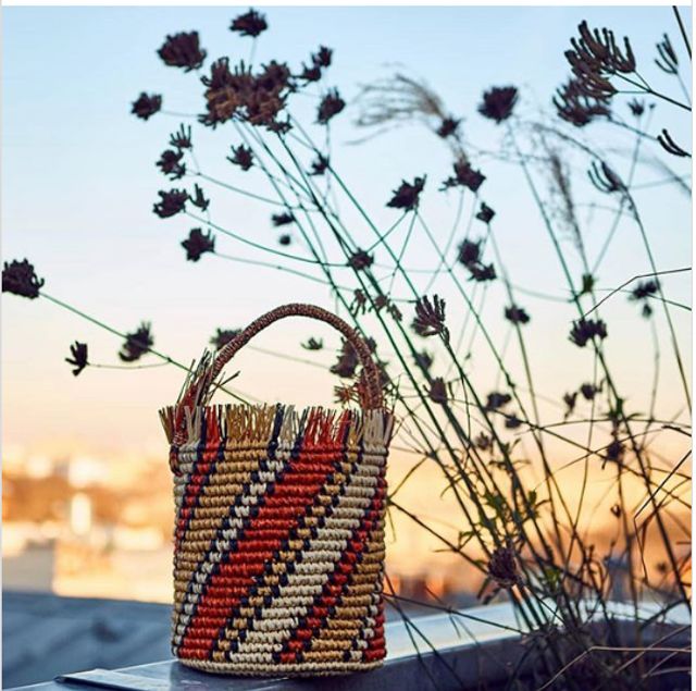 Новий-старий тренд: у моду повернулися в'язані сумки - фото 301391