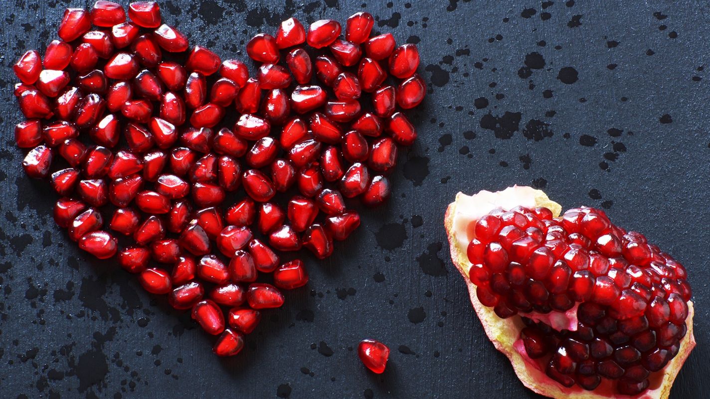 Лікарі нагадали про користь граната взимку