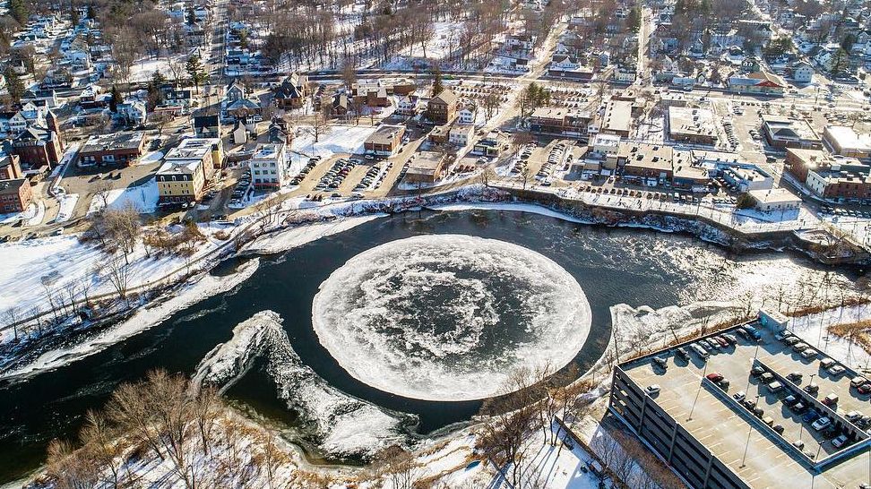 У США утворилася незвичайна крижина, яка схожа на Місяць: фото