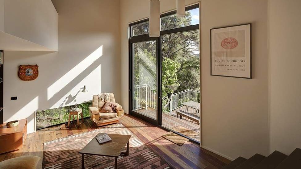 Будівля нагадує збільшену копію будинку на дереві - фото 1