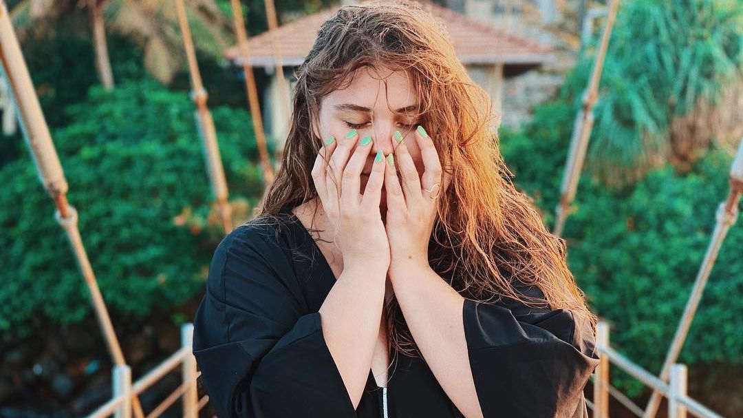 Солістка гурту KAZKA оголила велике тату на стегні: пікантне фото