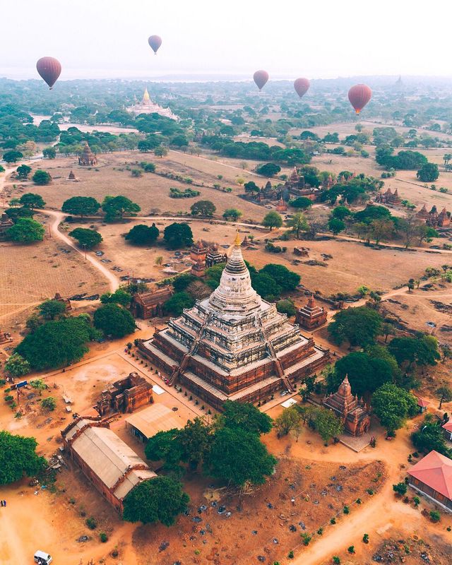 Яскраві подорожі світом від Мері Квінсі: ефектні фото - фото 302087
