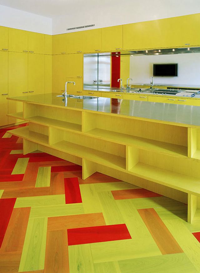 Архітектори створили незвичайну квартиру в Стокгольмі: яскраві фото - фото 302345