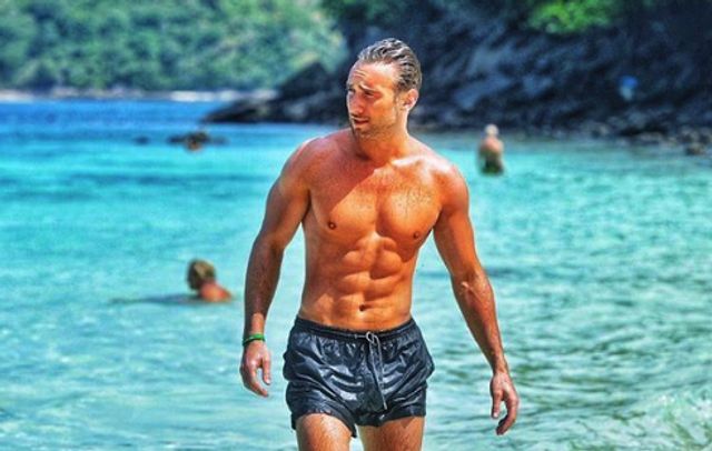 Іраклі Макацарія показав ідеальну фігуру на пляжі - фото 302382