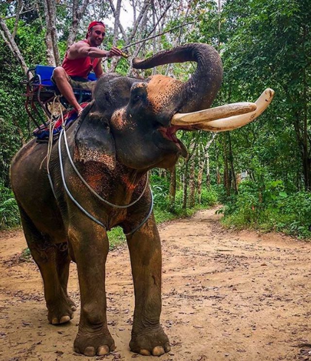 Іраклі Макацарія показав ідеальну фігуру на пляжі - фото 302384