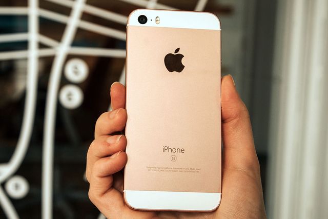 iPhone SE повернувся в продаж - фото 302449
