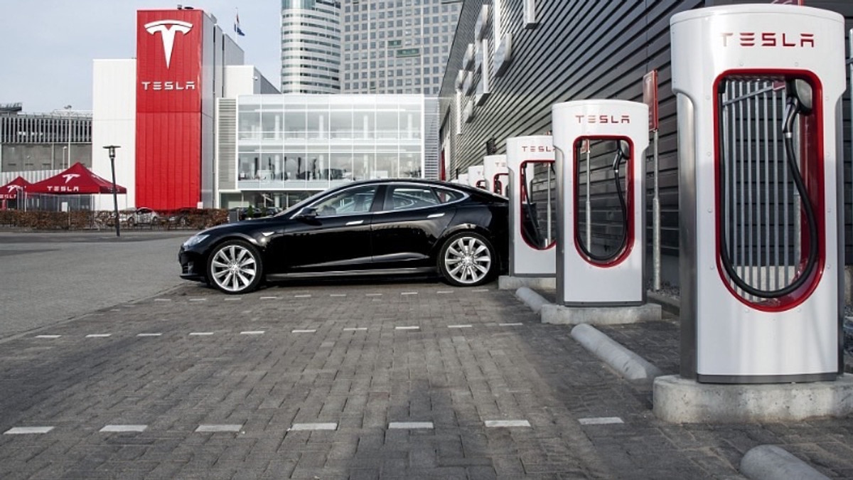 Tesla підняла ціни на зарядку авто - фото 1