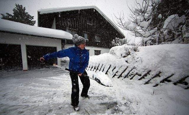 Наслідки снігової бурі в Європі у свіжих знімках - фото 302634